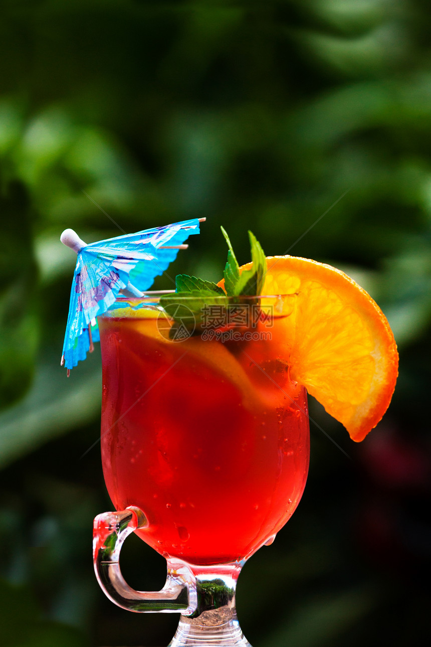 夏季鸡尾酒假期玻璃茶点酒精柠檬苏打液体文化立方体果汁图片