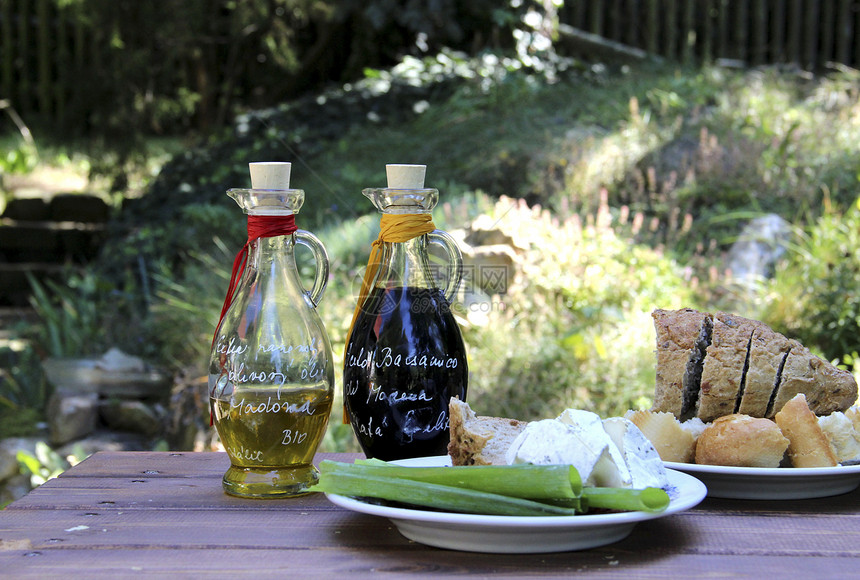 Balsamico 醋和橄榄油芳香洋葱敷料香气味道食物沙拉盘子营养软木图片