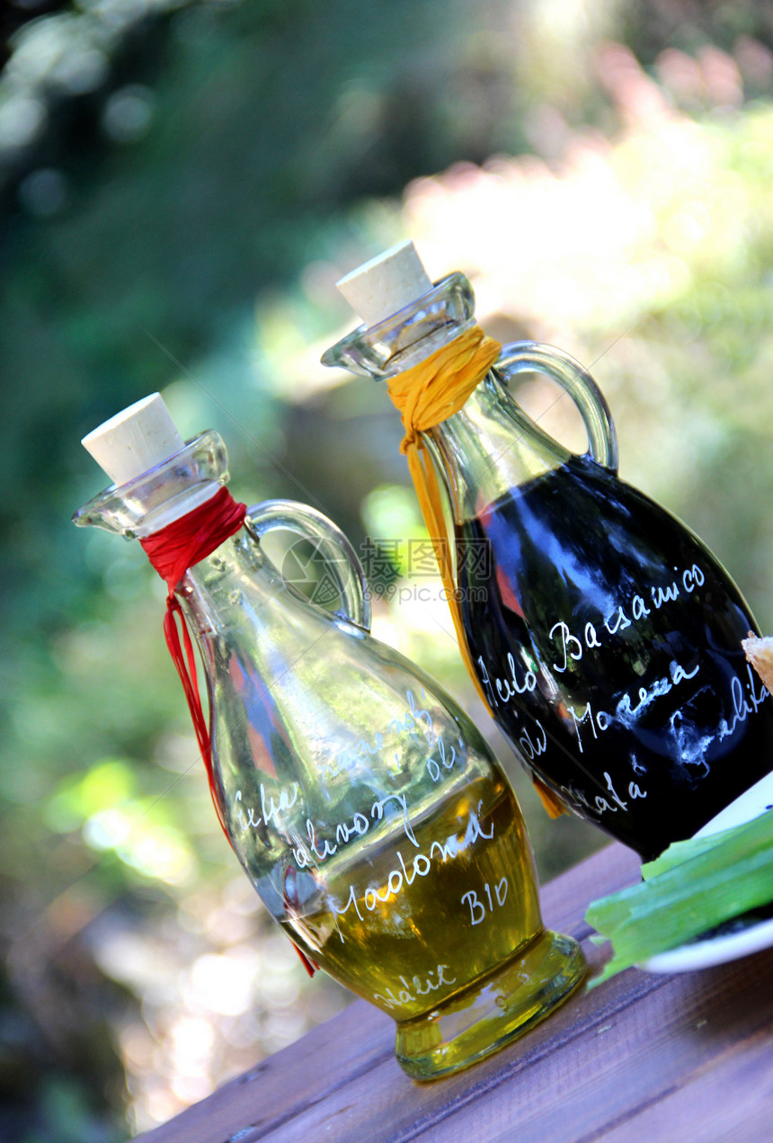 Balsamico 醋和橄榄油沙拉饮食食物软木草药盘子蔬菜敷料瓶子早餐图片