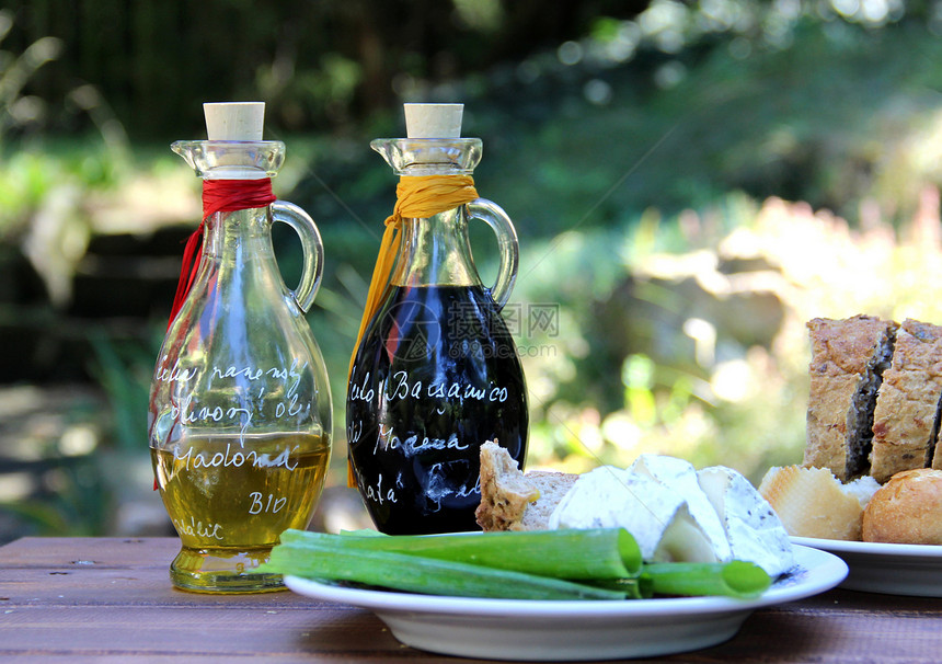 Balsamico 醋和橄榄油食物饮食洋葱瓶子营养面包香料草药味道敷料图片