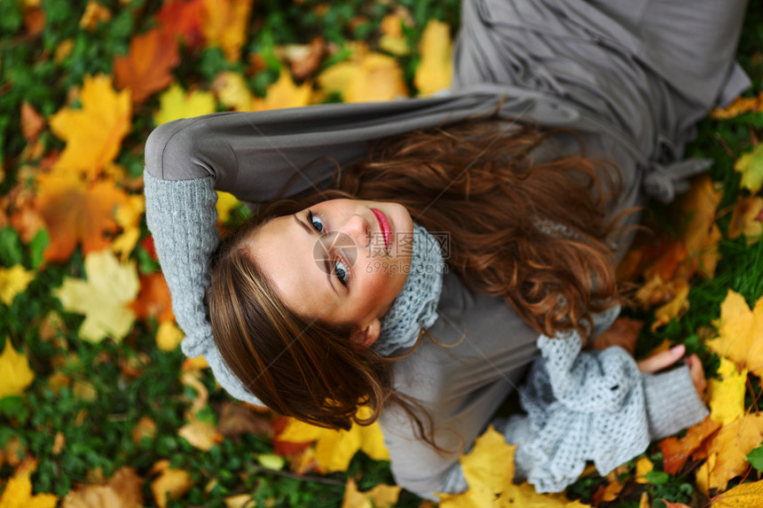 秋季妇女叶子毛衣成人眼睛橙子感恩团体女性微笑季节图片