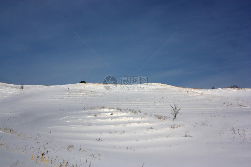 山上下雪阳光曲线爬坡痕迹日光阴影白色天空缠绕无声图片