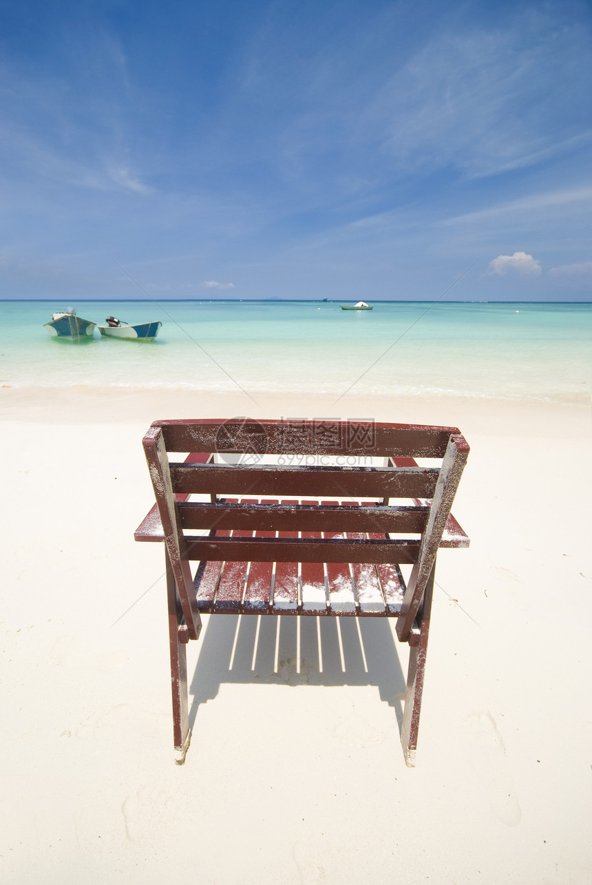 沙滩和孤单的椅子图片