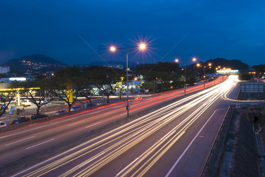 城市夜间交通 重点放在公路上图片