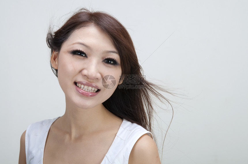 亚裔女孩女性思考成人女士快乐爆头微笑喜悦棕色白色图片