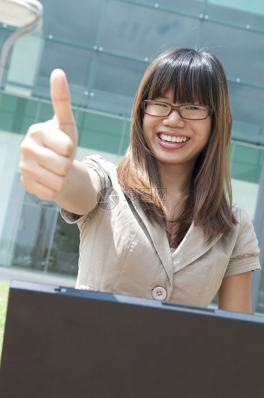 商业妇女女性窗户建筑工人人士青年公司职场成人情感图片