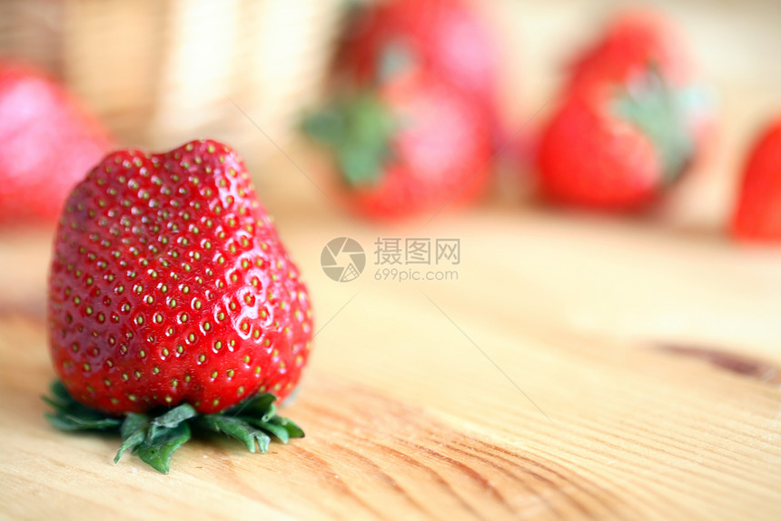 森林上的草莓饮食木头健康饮食静物甜点生活方式农场浆果水果红色图片