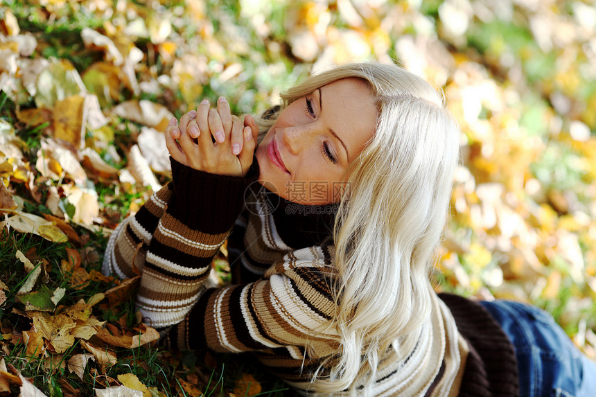 秋季妇女女性季节乐趣眼睛幸福微笑叶子感恩女孩头发图片