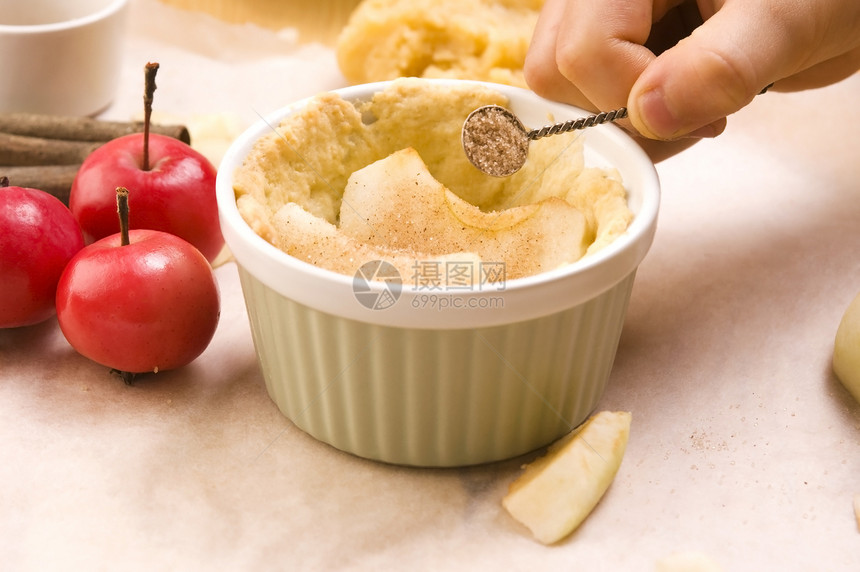 儿童手做苹果派的详情烹饪家庭馅饼童年小麦女孩糕点美食面粉孩子们图片
