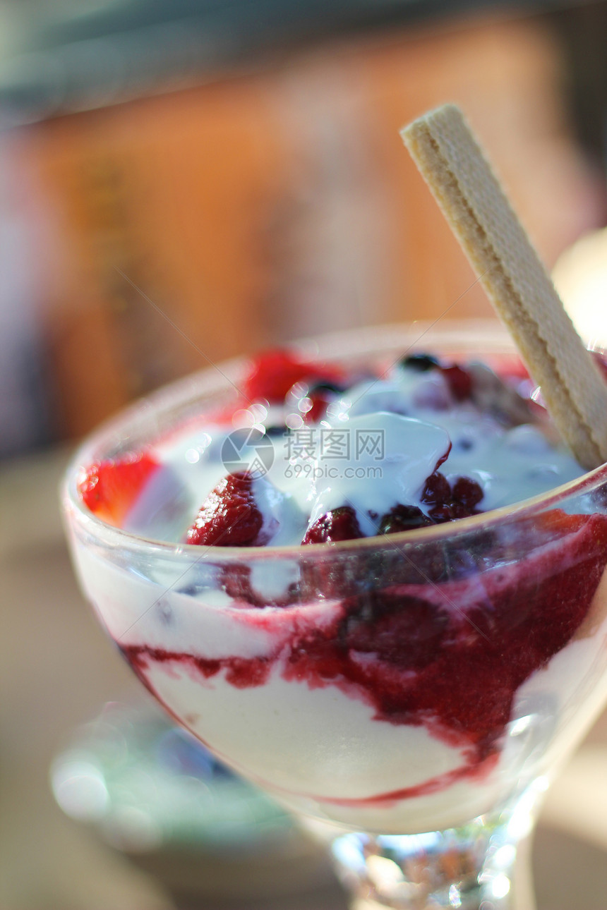 白莓冰淇淋杯玻璃味道红色甜点食物杯子水果奶油状小吃冰淇淋图片