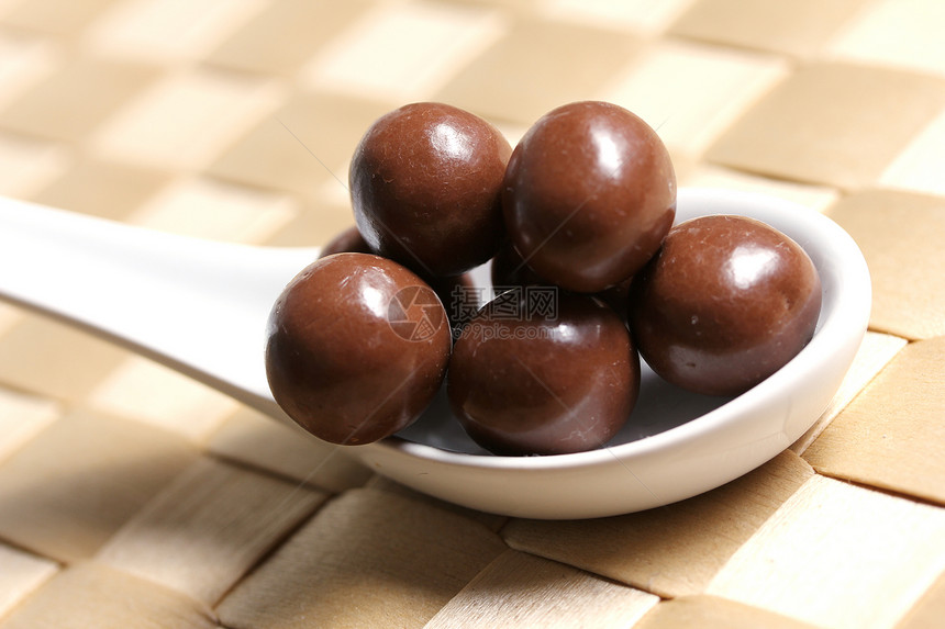 巧克力球甜点盘子可可美食圆形营养涂层小吃牛奶坚果图片