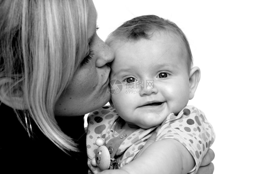 母亲在亲吻宝宝情感女士儿童快乐婴儿女孩幸福父母感情压痛图片
