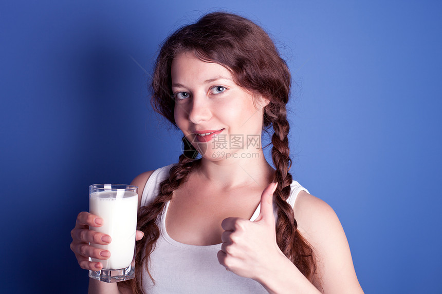女人喜欢喝杯牛奶大豆黑发食物奶制品玻璃蓝色女孩手势享受饮料图片