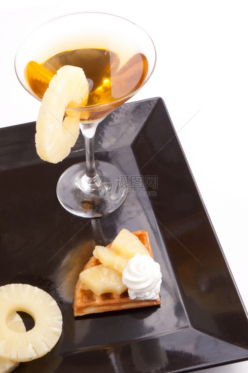 菠萝盐片与饮料奶油酒杯食谱香草鸡尾盘子早餐馅饼美食蛋糕图片