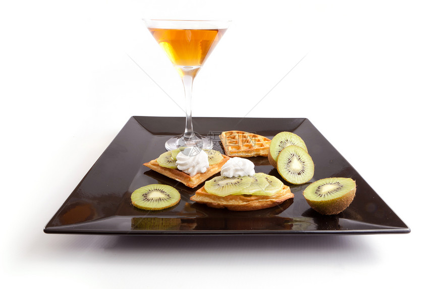 Kiwi 酸盐切片与饮料果汁食谱小吃盘子馅饼杯子早餐香草蛋糕菠萝图片