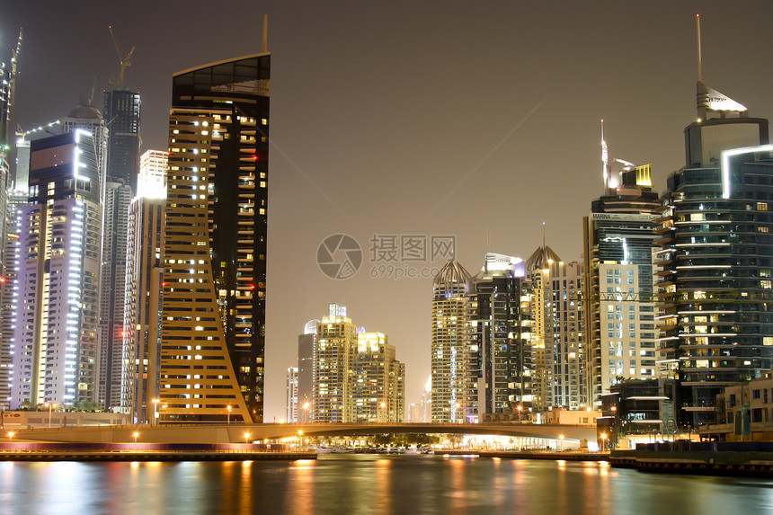 迪拜的现代建筑全景天际奢华商业旅行城市景观摩天大楼财产酒店图片