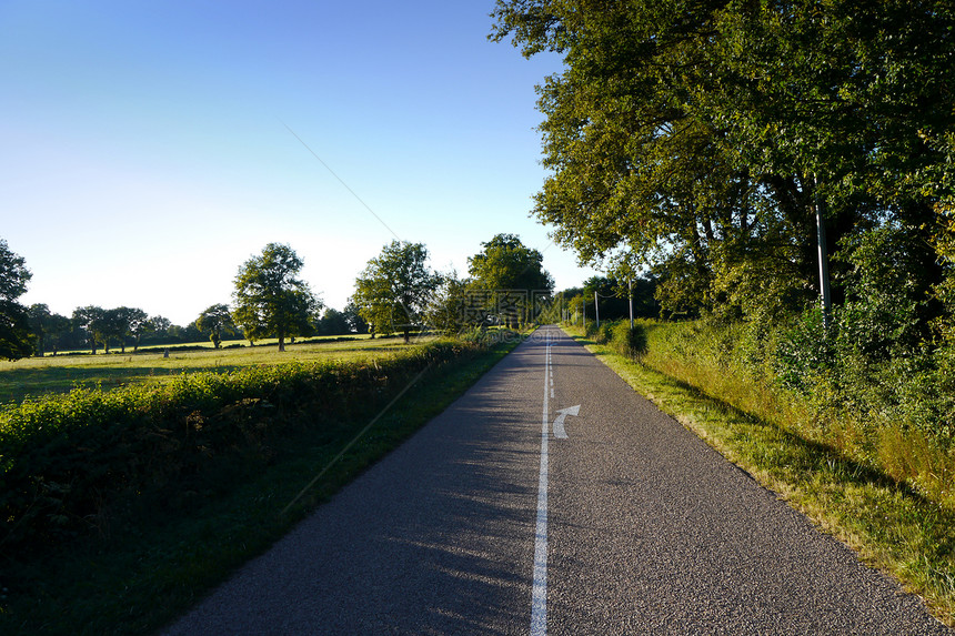 穿越法国农村的公路图片