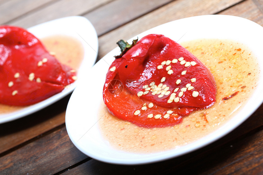 黄瓜胡椒木头盘子红色蔬菜种子美食香料小吃图片