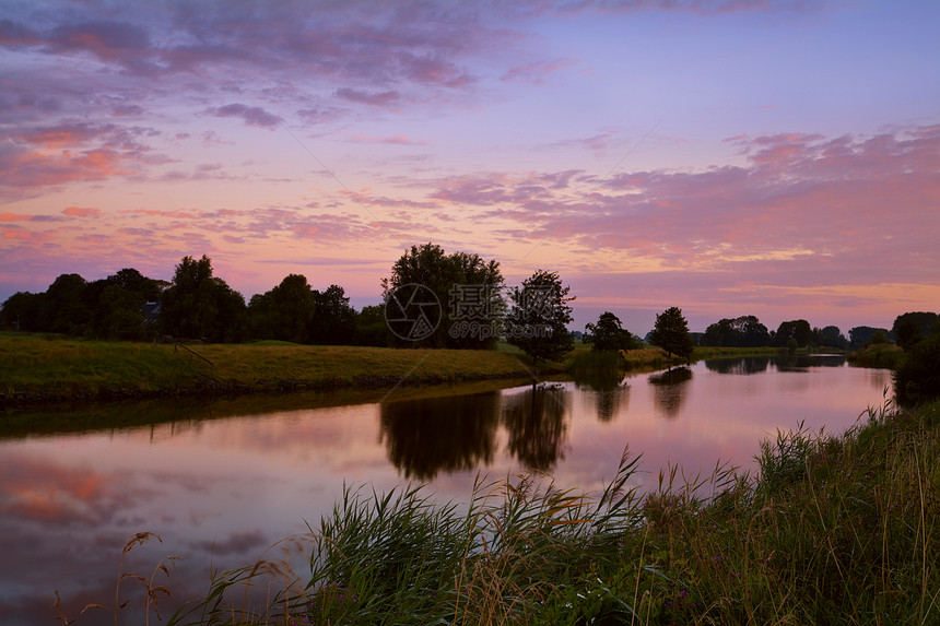 格罗宁根河上日出天空乡村荒野农村渠道反射太阳日落图片