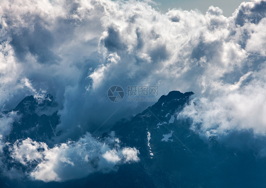 山峰上的云层图片