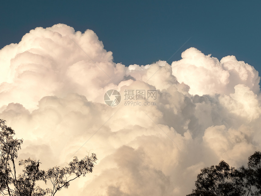 积聚云层的气象气象学高塔图片