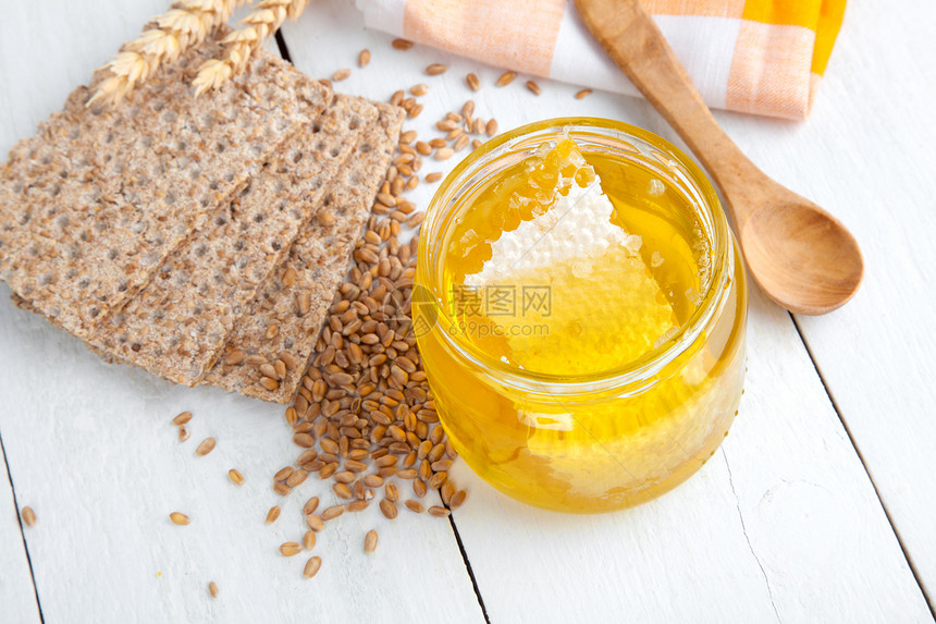 蜂蜜 木勺子和木本底的面包食物白色黄色早餐蜜细胞木头金子细胞多边形蜂窝图片