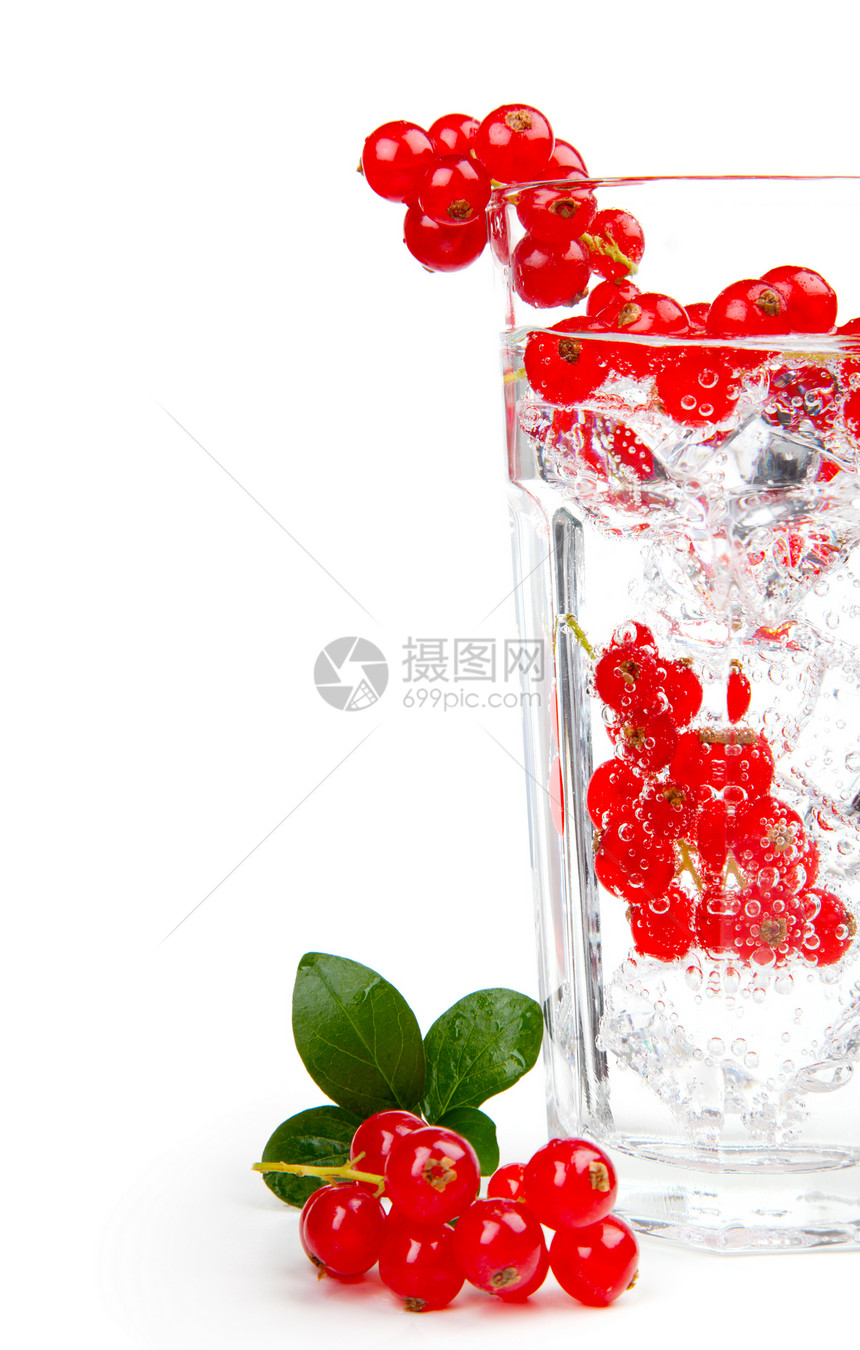 鸡尾酒加冰和莓果 在白色背景上隔离冰镇玻璃冻结饮料醋栗果汁水果食物液体水晶图片