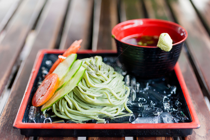 日美传统食物日本传统食品正方形饮食面条木头大豆化合物碳水面粉托盘棕色图片