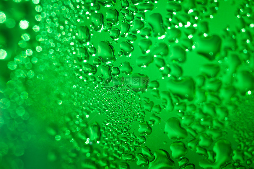 正在刷新绿水背景飞沫玻璃口渴水分塑料雨滴绿色雨水淬火水滴图片