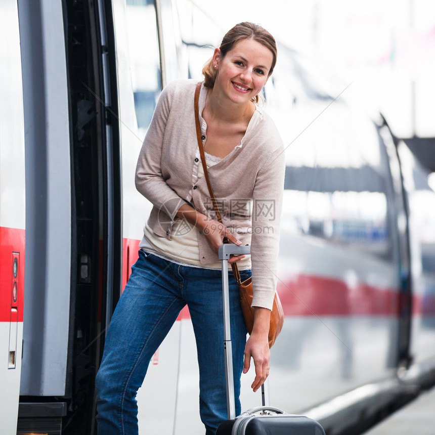 美丽的年轻女子登上火车车皮平台运输大厅航程行李木板旅游女性铁路图片