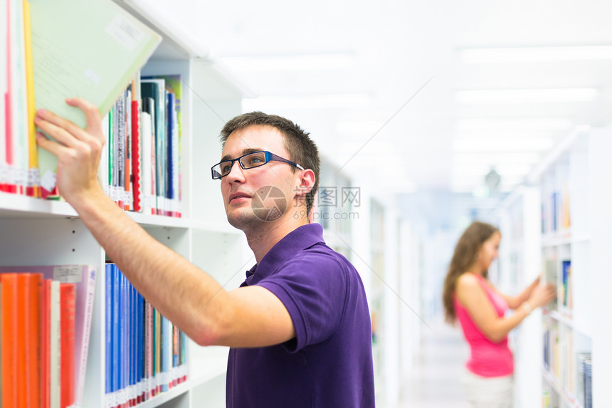 图书馆中英俊的大学生书店微笑男人架子科学大学知识店铺校园教育图片