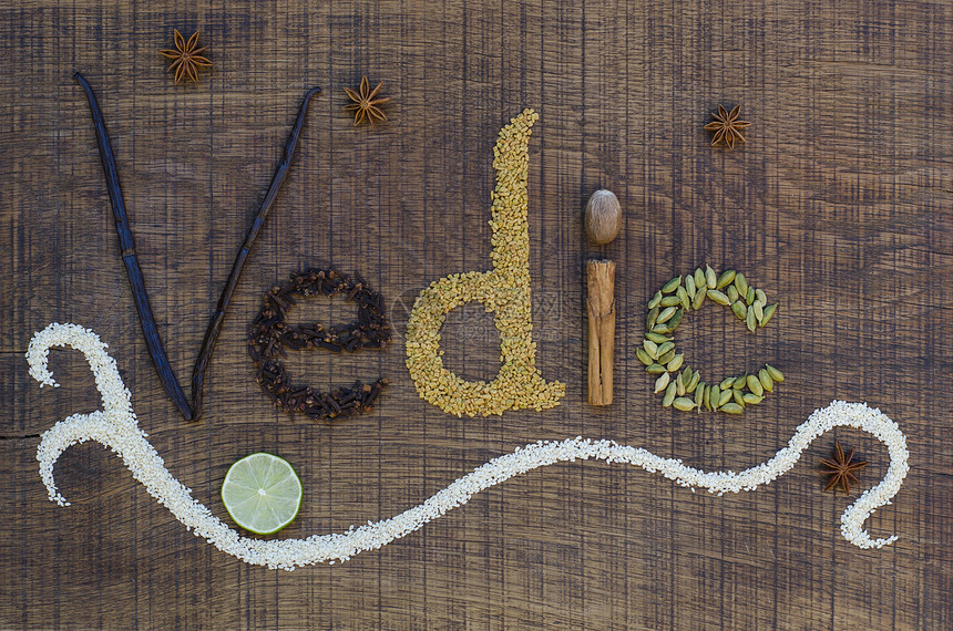 Vedic用木板上的香料和种子 来表达Vedic这个词图片