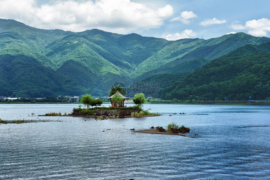 湖边的加泽博寺庙地标丘陵凉亭森林房子旅行旅游树木图片