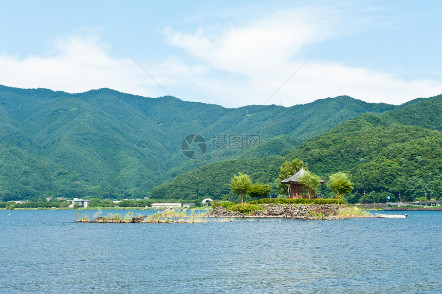 湖边的加泽博凉亭森林旅游旅行丘陵寺庙房子树木地标图片