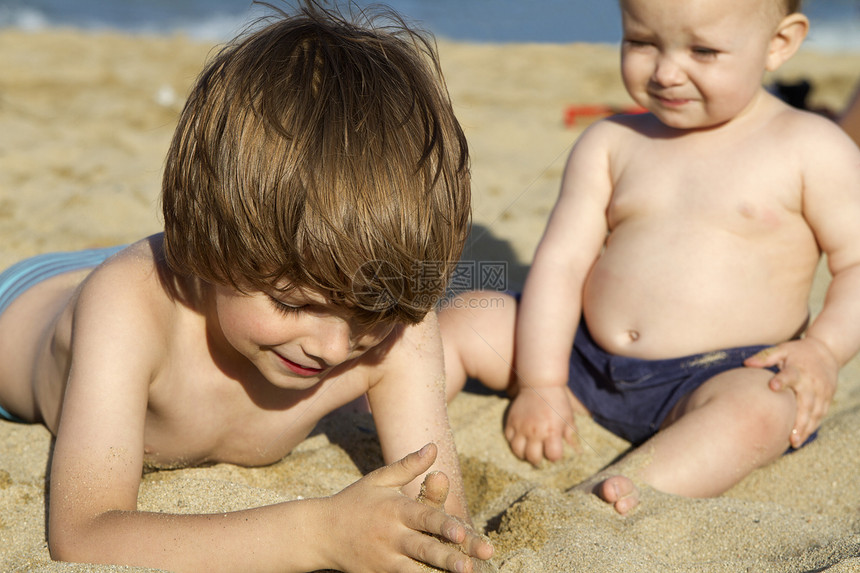 享受海滩的幼小儿童图片