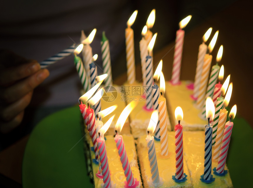 周年快乐纪念日火焰蛋糕蜡烛生日蛋糕人类甜食幸福派对静物图片