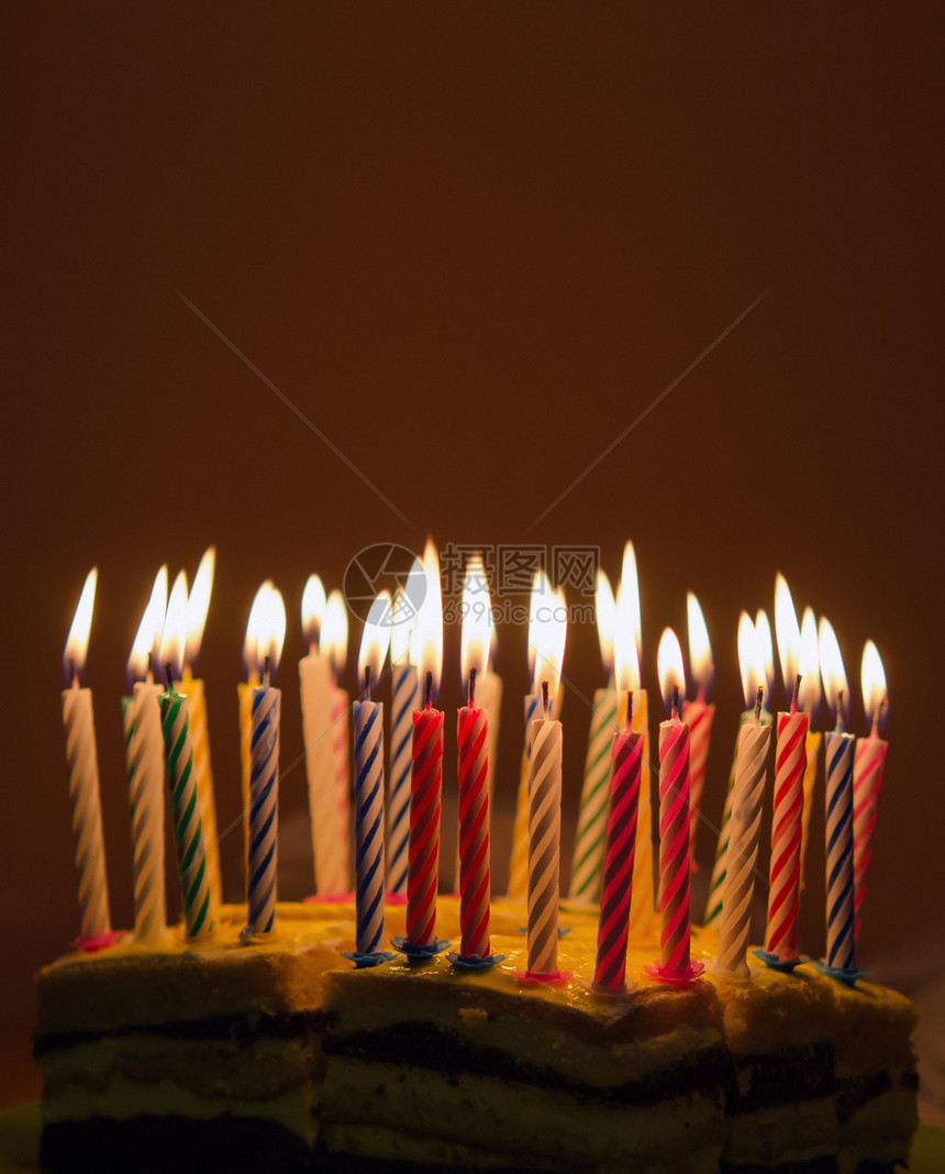 生日蛋糕派对甜食甜点静物粉色幸福火焰纪念日生日蛋糕人类图片