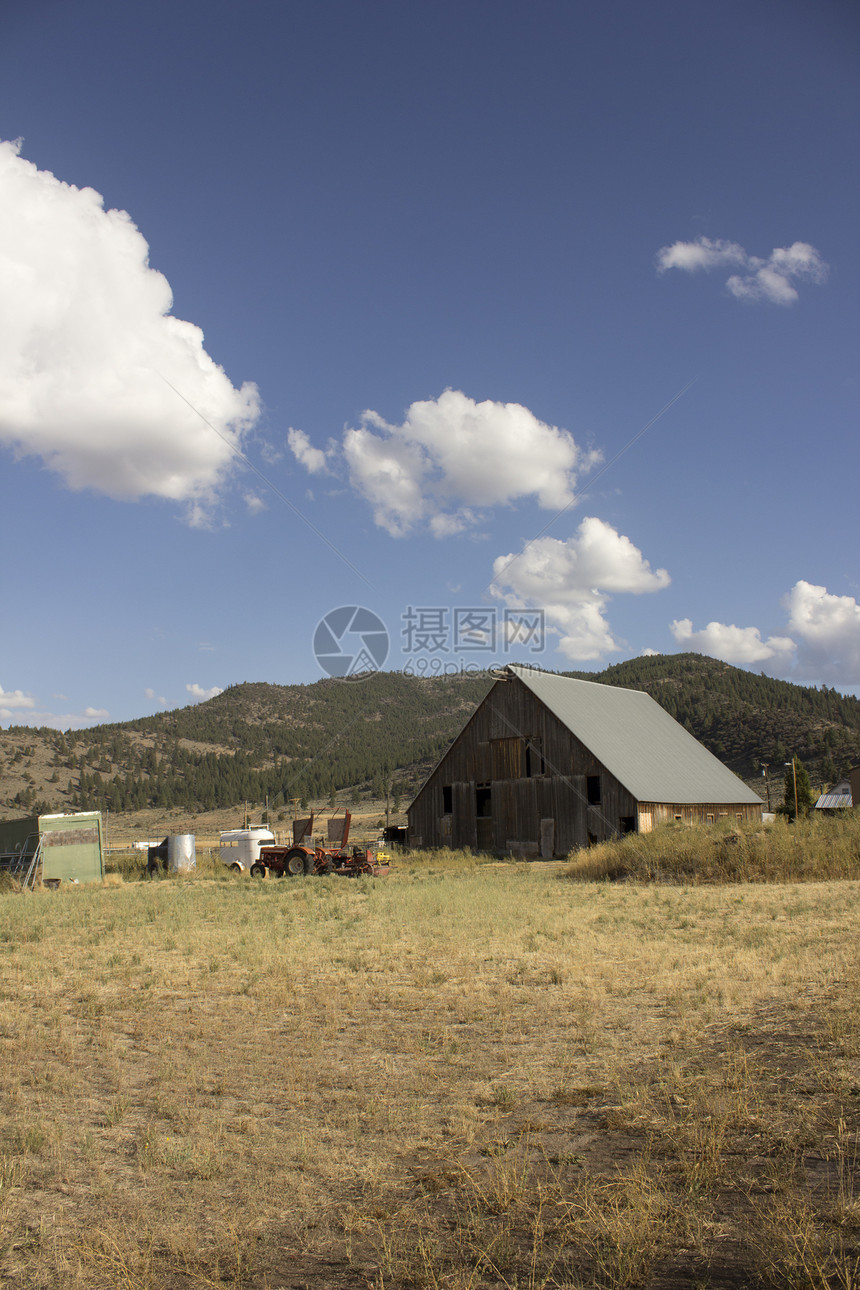 旧谷仓天上有云房子山脉国家农场拖拉机忠诚度图片