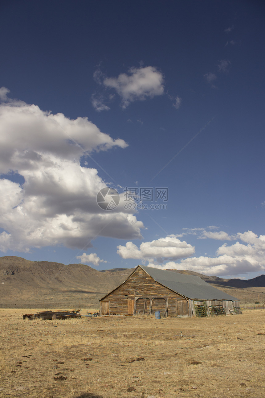 一个大田地的老谷仓 洛亚尔顿加州牧场结构风景白色住宅小区建筑建筑学房地产农业创造力图片
