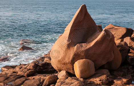 粉红花岗岩海岸上的岩石频道地质学玫瑰花岗岩冒险旅游旅行海洋海岸线风景背景图片