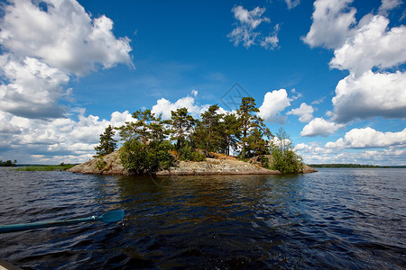 湖边的岛闲暇森林假期海浪阳光蓝色环境池塘地平线风景高清图片