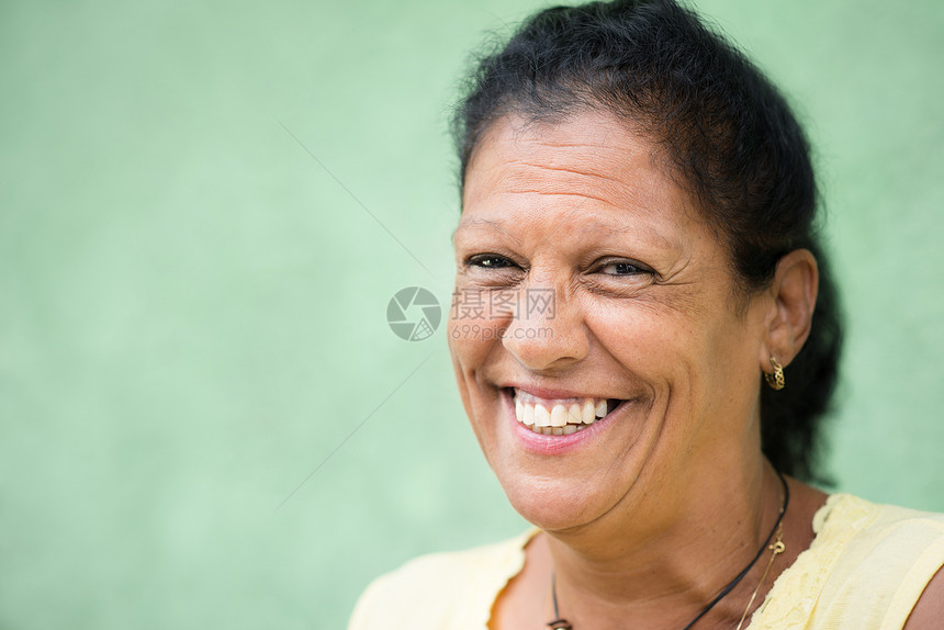 快乐的老西班牙女人的肖像 在镜头中微笑图片