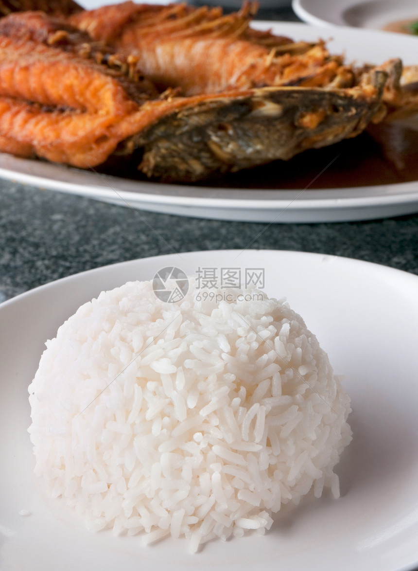 泰国餐馆的稻米和鱼图片