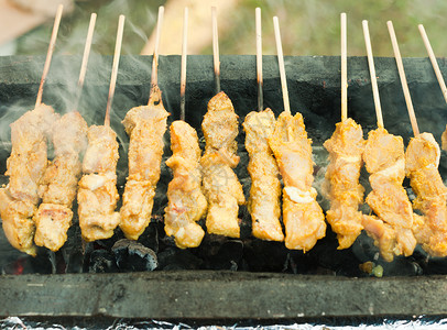 烧烤上鸡肉串图片