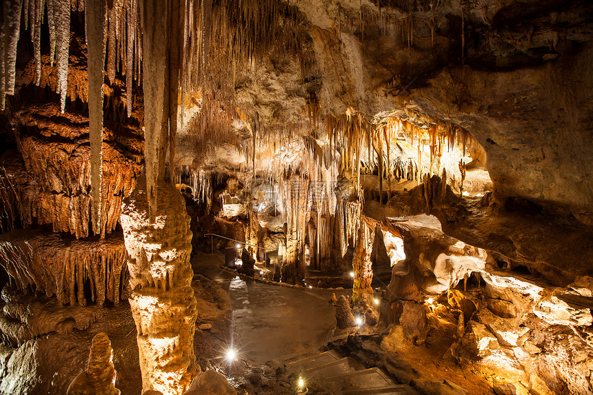 岩洞中的粉状石和斯塔拉层土形成钟乳石岩石通道隧道天花板阴影洞穴国家游客矿物图片