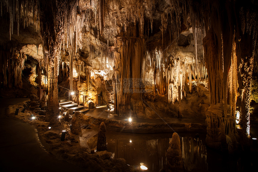 岩洞中的粉状石和斯塔拉层土形成岩石矿物访问洞穴旅游地面钟乳石洞穴学隧道纪念碑图片
