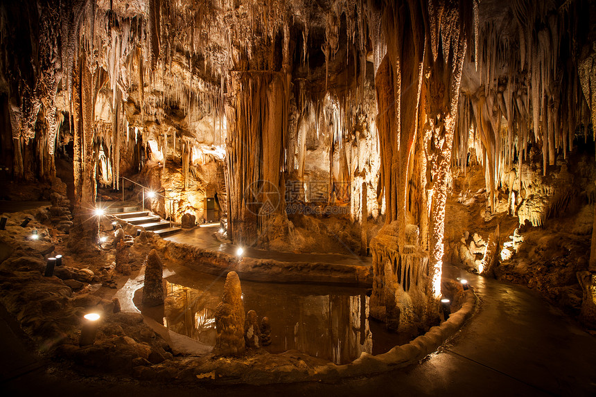 岩洞中的粉状石和斯塔拉层土形成国家游客地球洞穴学隧道旅游访问地面石笋钟乳石图片