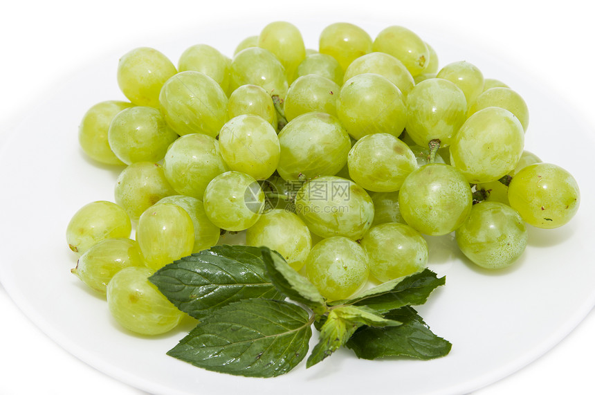 放在盘子上的葡萄绿色红色白色生产叶子水果图片