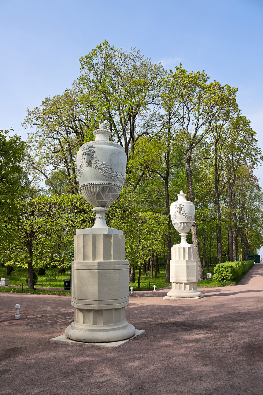 下公园的雕塑花瓶图片