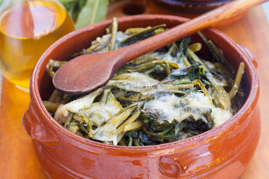 新鲜椰子和奶油乳酪奶酪蔬菜烹饪食物菊苣陶瓷美食绿色传统图片